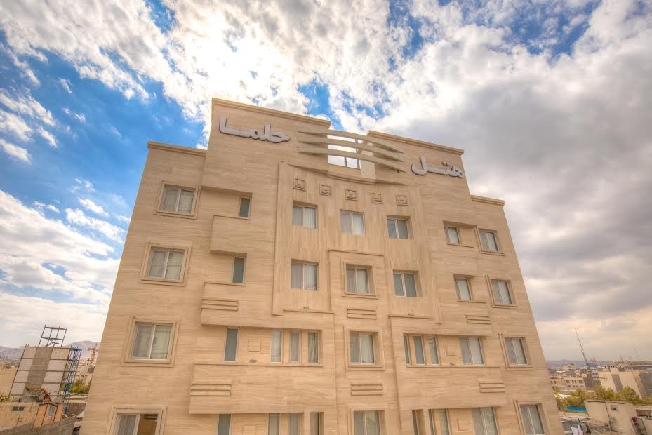 نمای ظاهری هتل حلما 