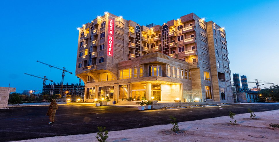 نمای ظاهری هتل آرتا 